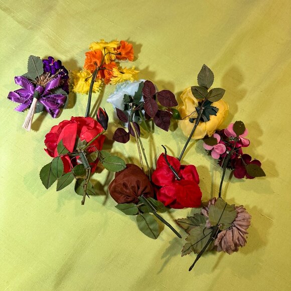 LOT of 9 Vintage Silk Millinery Flower Pins - in Christian Dior Box - Picture 2 of 15